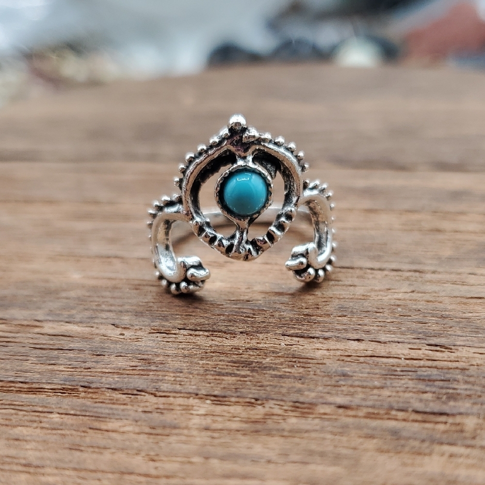 Vintage-Style Silver Tone Turquoise Accent Ring Size 5 R822